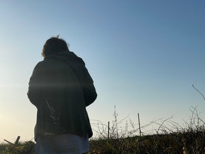 海沿いの空を観察するkocka