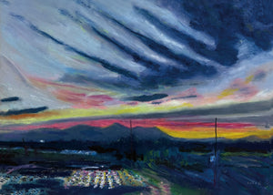 kocka「遠き山に日が落ちて」｜山の向こうに沈む夕日と空を描いたオイルパステル作品