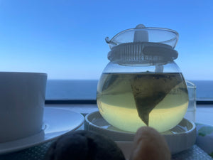muniraが撮影した海を背景にしたグラス