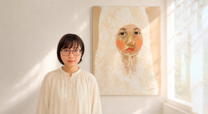 munira（ムニラ）｜自身の作品とともに立つアーティスト